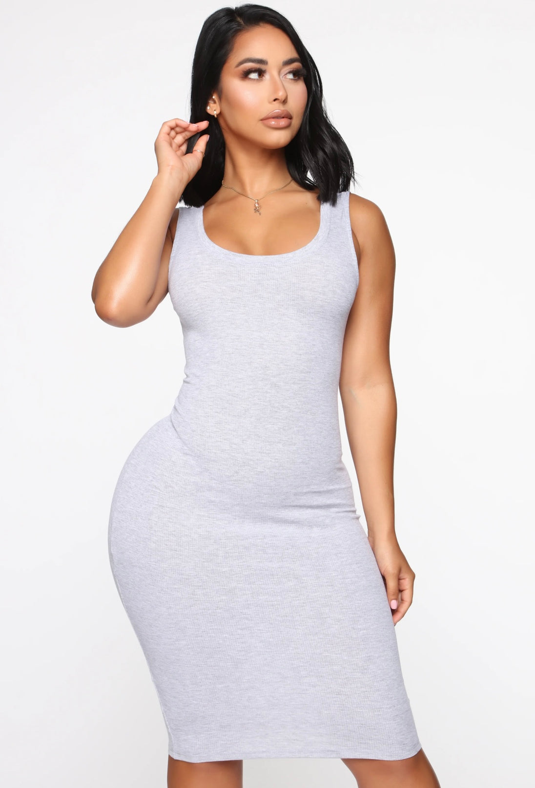 Midi dress in heather grey: stylish and versatile garment that falls below the knee. Perfect for any occasion.
