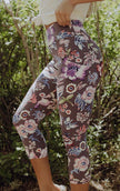 Printed floral capri leggings with side pockets.