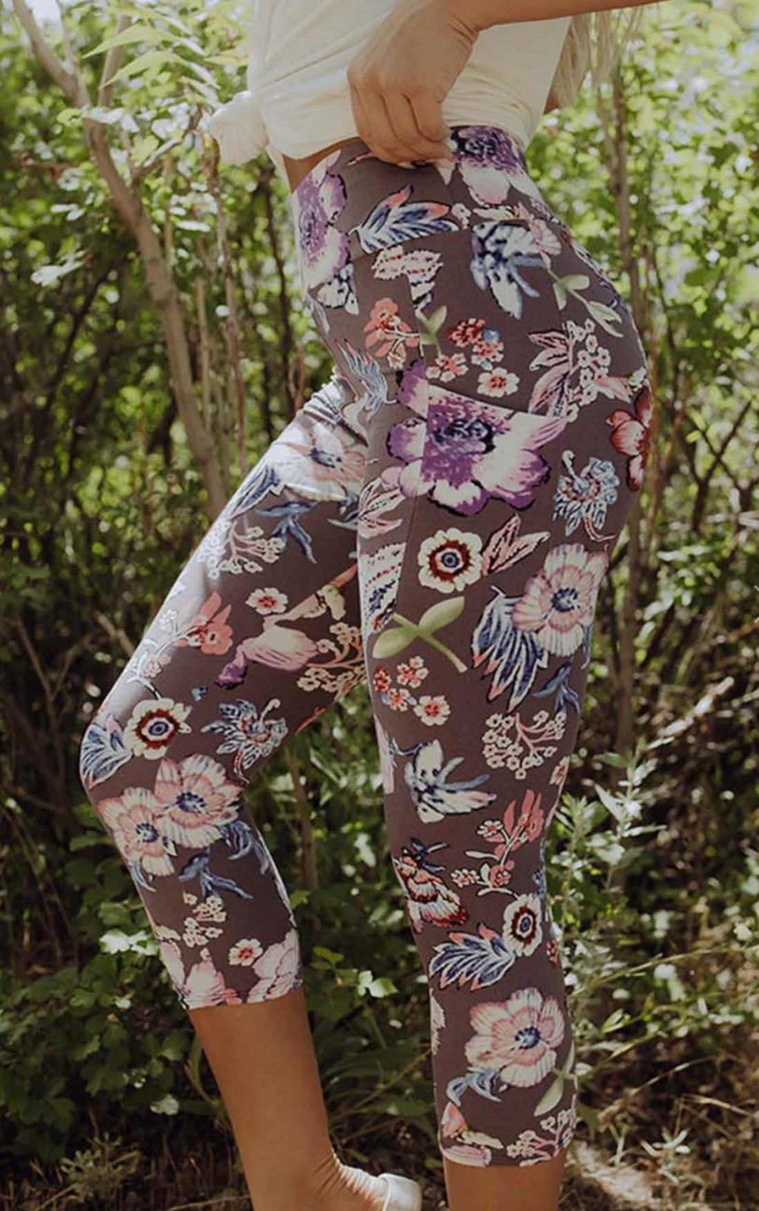 Printed floral capri leggings with side pockets.