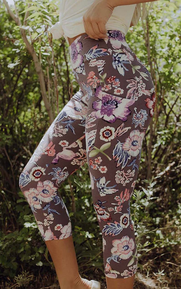 Printed floral capri leggings with side pockets.